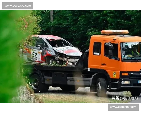 致命失控！赛车时速 200 公里飞出场外，观众尖叫逃命瞬间曝光